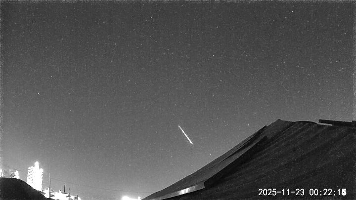 202511232215   two meteors   W.jpg