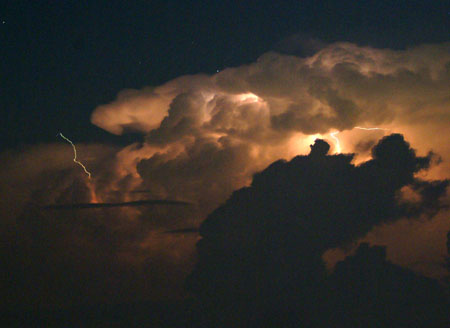 上に伸びる稲妻.jpg