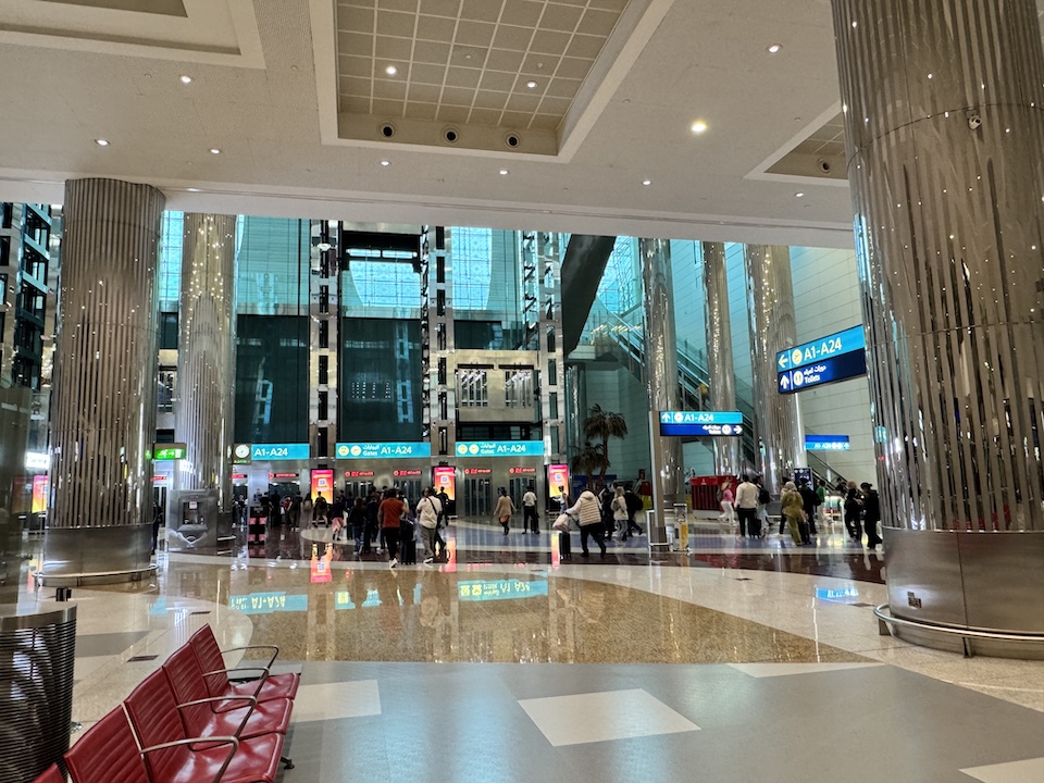 4 ドバイ空港のエレベーター.JPG